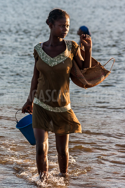 Woman fishing bichique in Antalaha