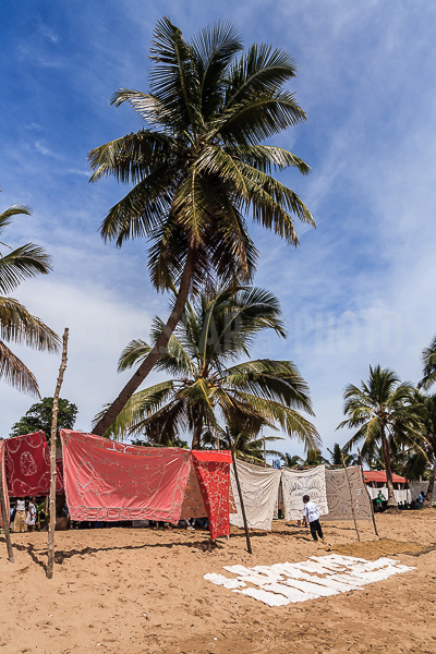 Sale of embroidered tablecloths, Nosy Komba (Nosy Be)
