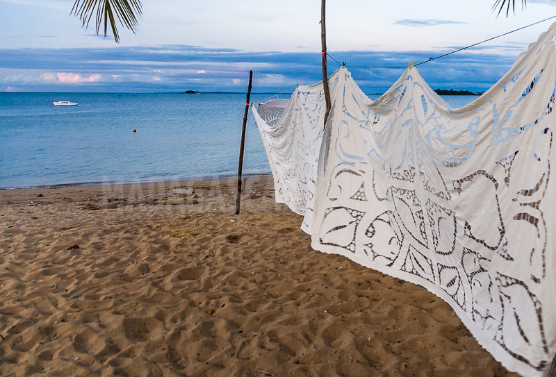 Sale of embroidered tablecloths, Nosy Komba (Nosy Be)